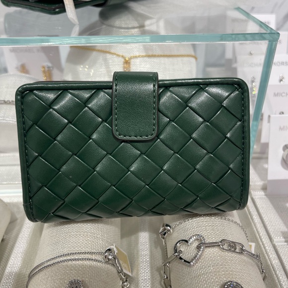 MICHAEL KORS Jet Set Medium Woven  Bifold  Zip CN Wallet
Moss
NWT - Picture 4 of 16